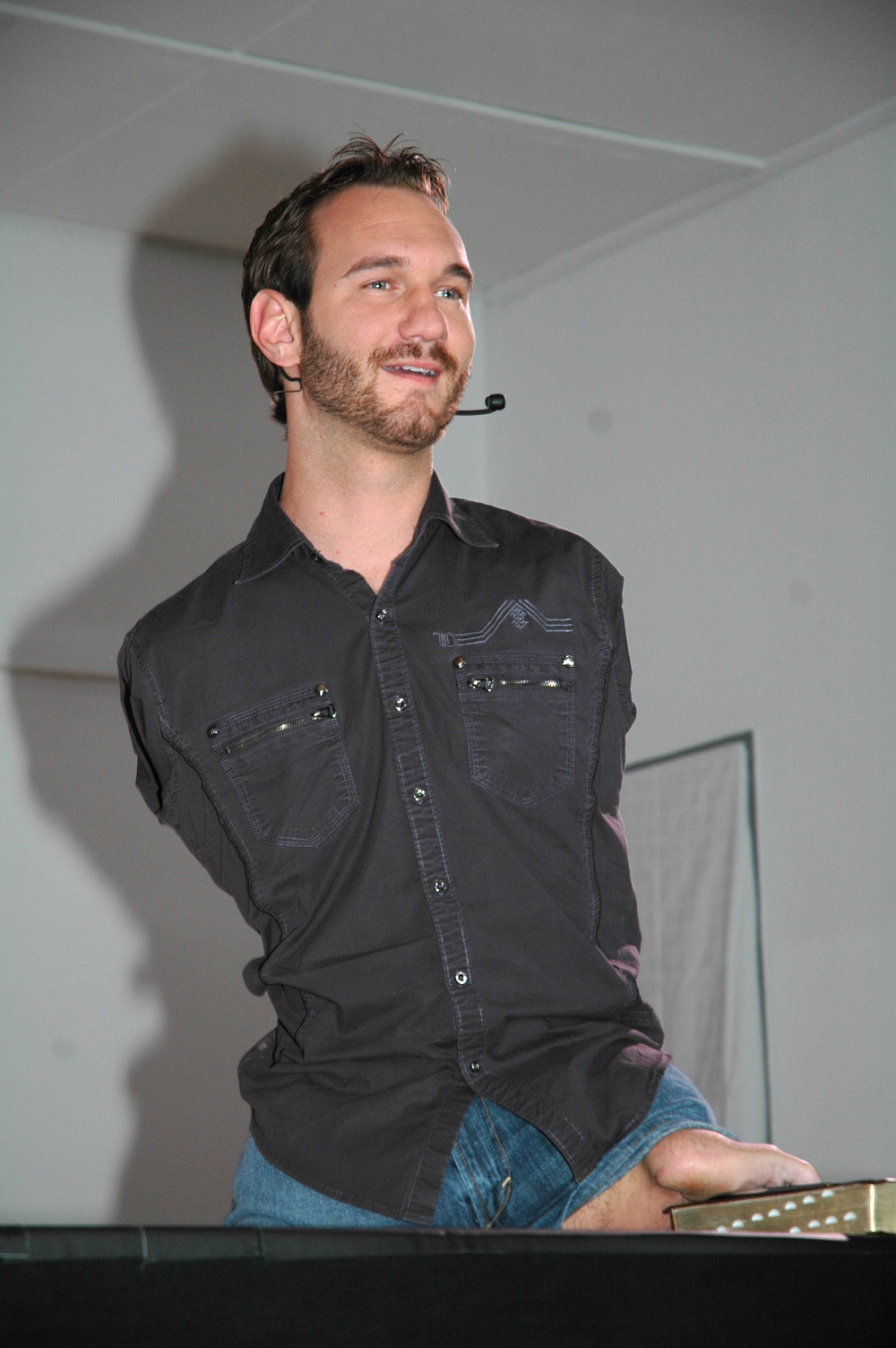 Nick_Vujicic_speaking_in_a_church_in_Ehringshausen,_Germany_-_20110401-02
